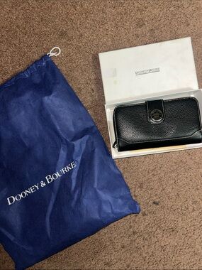 Vintage Dooney & Bourke Black Pebbled Leather Zip Wallet in Excellent Condition